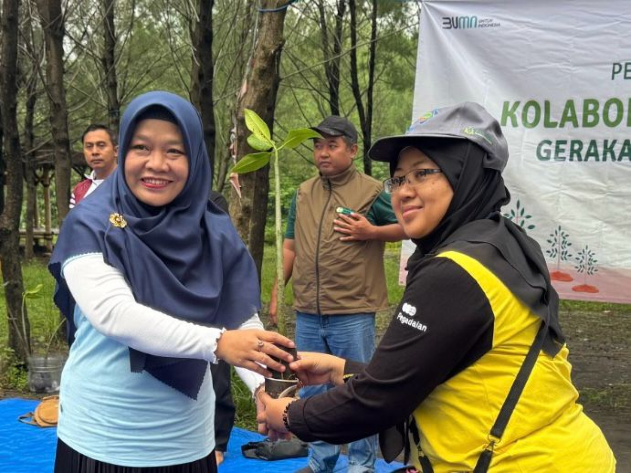 Peringati HPSN, Pegadaian Surabaya Hijaukan Pantai Permata Probolinggo dengan Mangrove