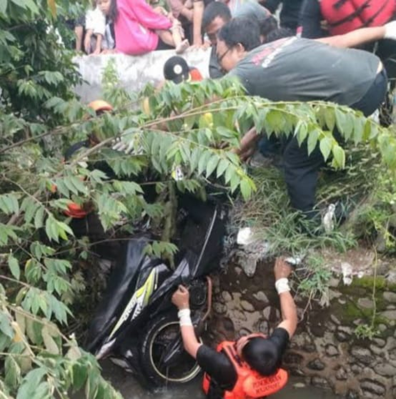 Jenazah Pria asal Urangagung dengan motor matic ditemukan di Sungai Prambon.