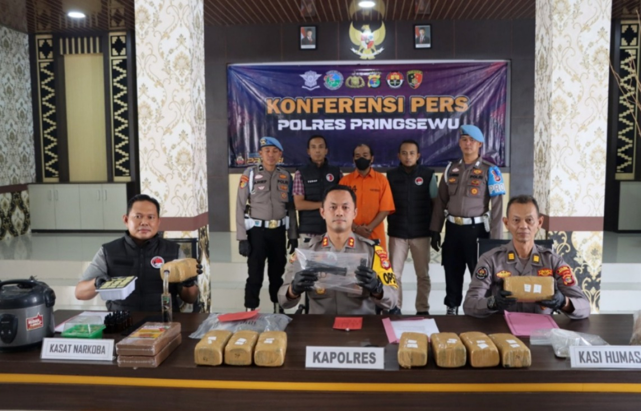 Polres Pringsewu Tangkap Pengedar 76 Kg Ganja dan Pemilik Senjata Api Ilegal