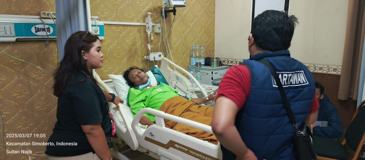 Komunitas Vanguard Jenguk Ketua AWS di RS Soewandi, Wujud Solidaritas untuk Insan Pers