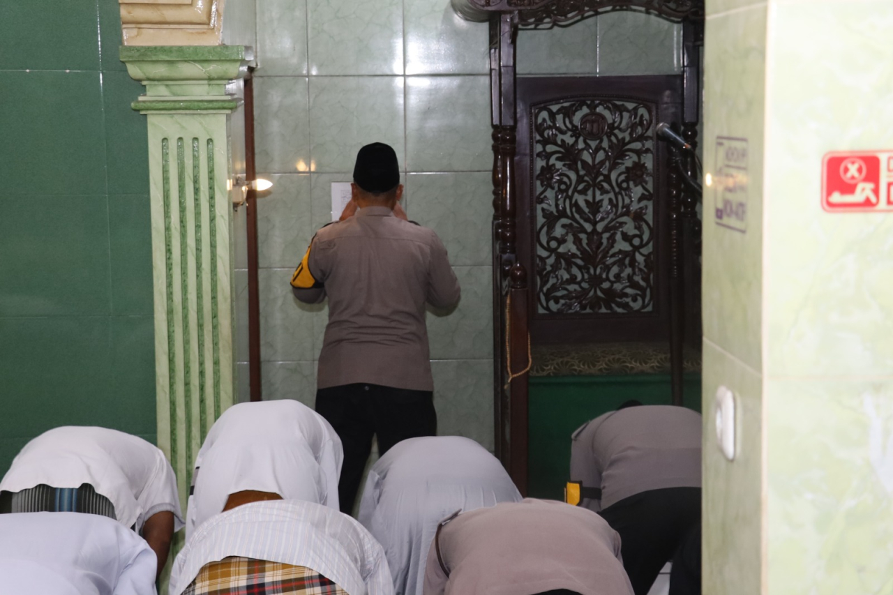 Polri Untuk Masyarakat: Kasat Binmas Polres Pelabuhan Tanjung Perak Jadi Imam Salat Tarawih di Masjid Baitut Taufiq
