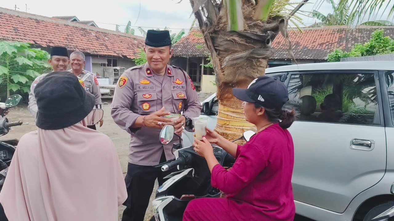 Polsek Gilimanuk Bagikan Takjil kepada Warga Muslim di Lingkungan Arum