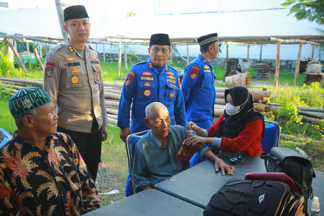 Gelar 'Pegar' Ditpolairud Polda Jatim Peduli Kesehatan Warga Nelayan di Bulan Ramadhan
