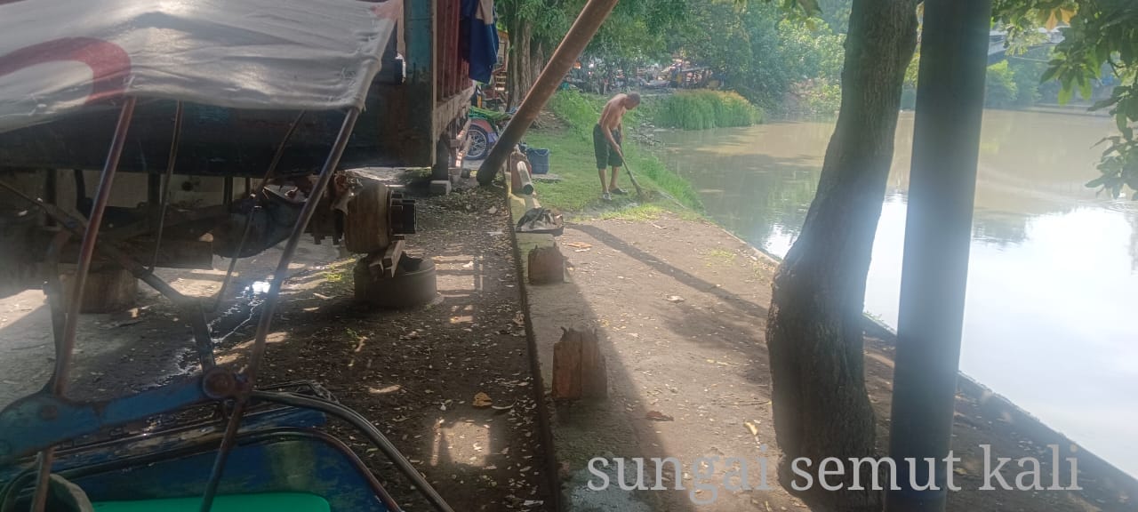 Pagar Sungai Kalimas Di Sepanjang Semut Kali Banyak Hilang Dan Rusak