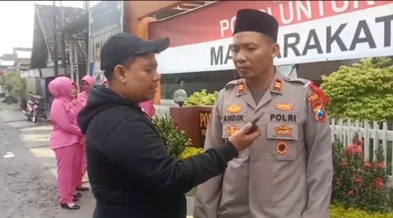 Kapolsek Cerme berbagi Hasil Budidaya dan Cocok Tanam Kepada Pengguna Jalan dan Masyarakat Sekitar