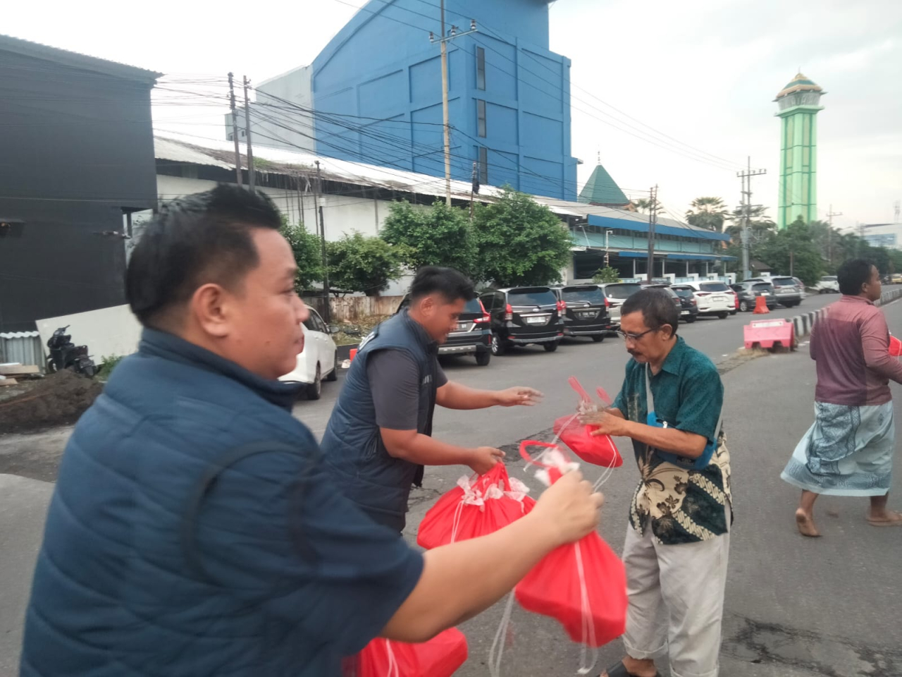 Satreskrim Polres Pelabuhan Tanjung Perak Bagikan Takjil untuk Masyarakat Surabaya