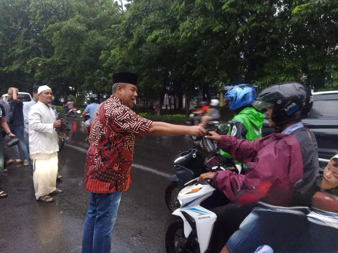 Kebaikan di Bulan Ramadan: Polres Pelabuhan Tanjung Perak Bagikan 200 Paket Takjil untuk Masyarakat