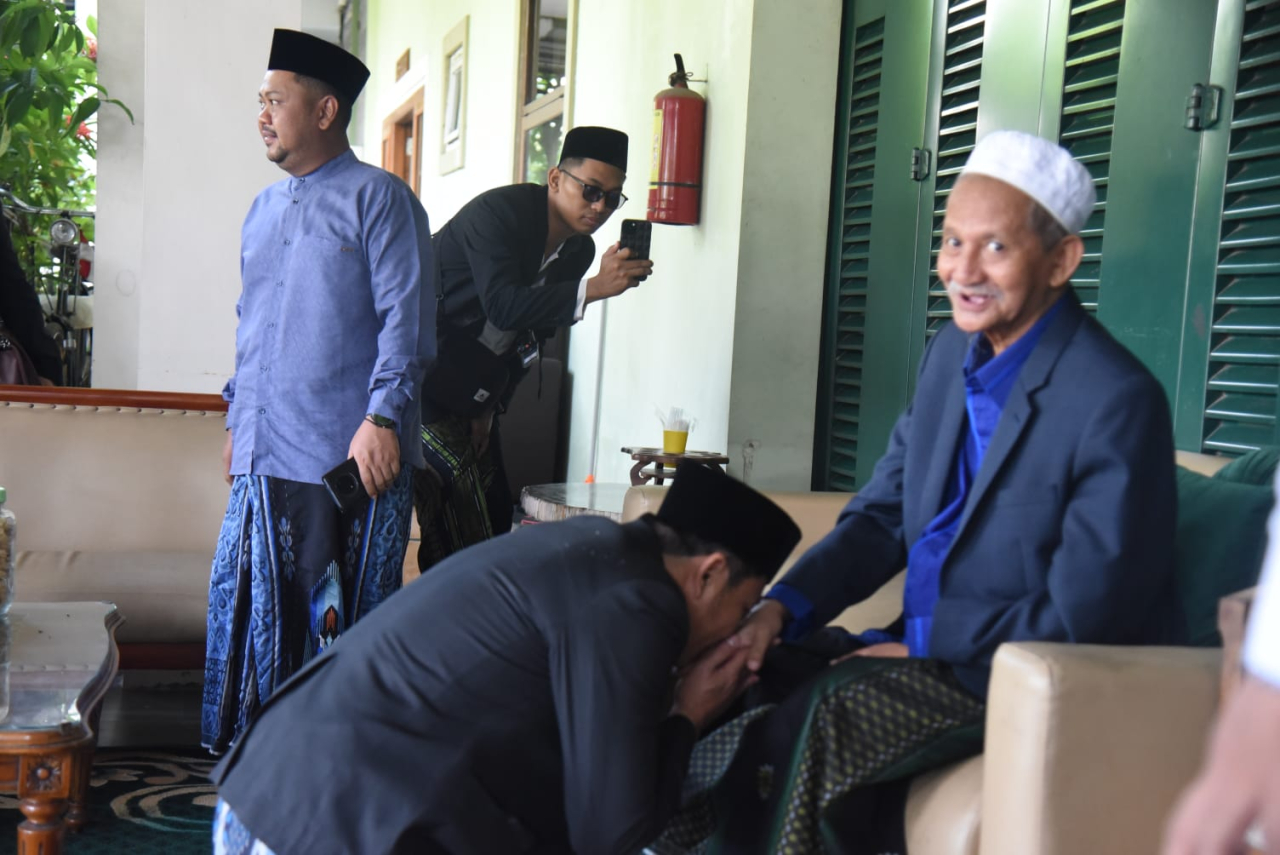 Usai Sholat Id, Bupati dan Wakil Bupati Sidoarjo Sowan ke Gus Ali