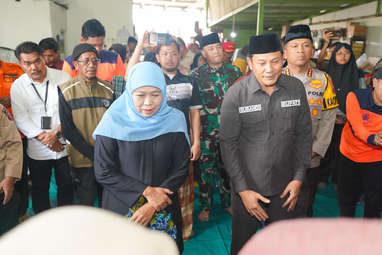 Gubernur Khofifah Takziah dan Berikan Santunan Duka Cita Keluarga Korban Tanah Longsor Jalur Pacet-Cangar Jawa Timur