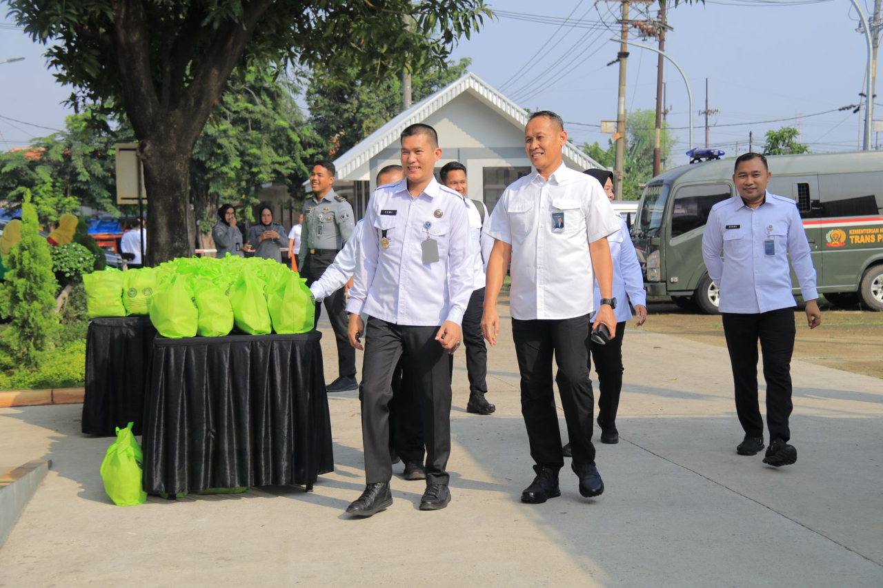 Kalapas Sidoarjo dan Jajaran Ikuti Giat Bhakti Sosial di Rutan Kelas I Surabaya