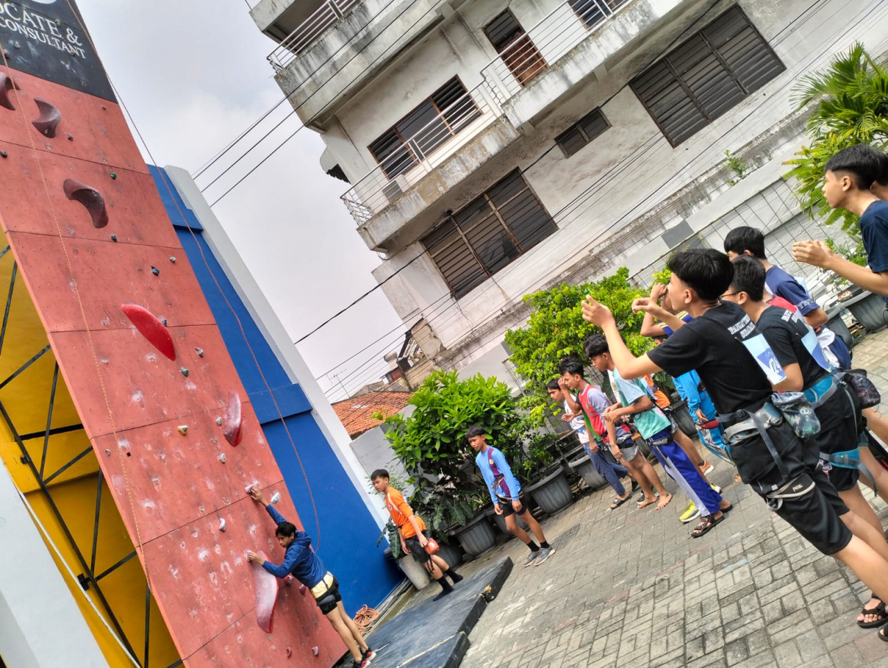SMA YPPI II Kapasari Gelar Lomba Panjat Tebing SMP se-Surabaya, Cetak Atlet Muda Berprestasi