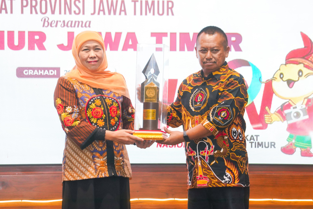 Gubernur Khofifah Dinobatkan Sebagai Tokoh Ekonomi Regional dalam PWI Jatim Award 2025