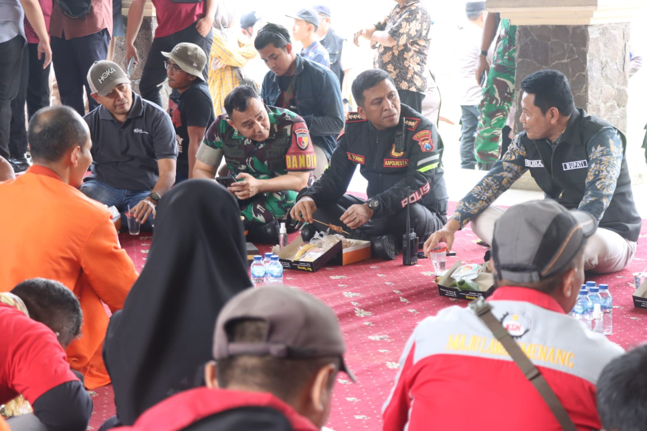 Forkopimda Sidoarjo Makan Nasi Kotak Bareng Ribuan Buruh