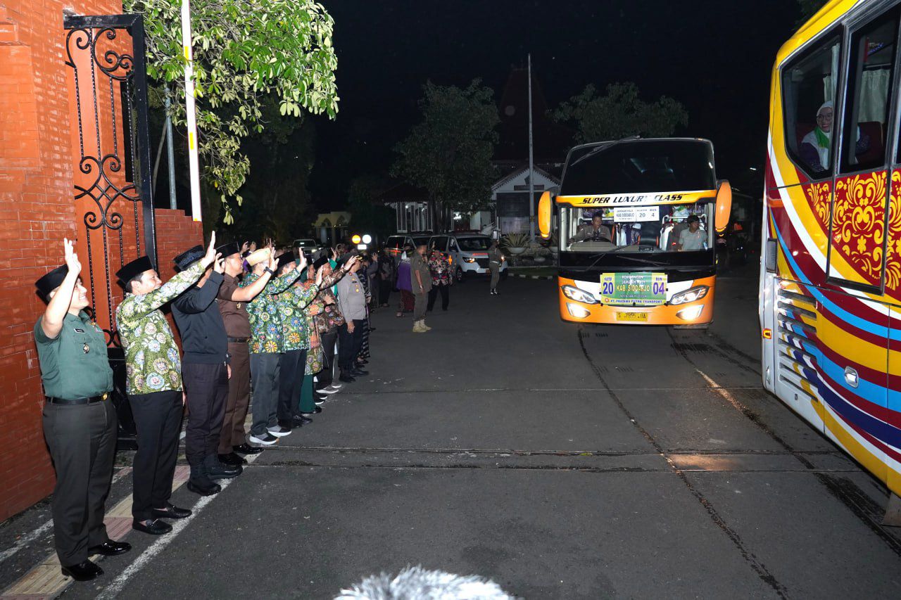 Bupati Lepas Keberangkatan Calon Jamaah Haji Kloter 20 Asal Sidoarjo