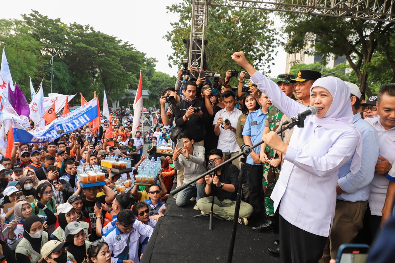 Gubernur Khofifah Hadir Di Tengah Ribuan Buruh se Jatim