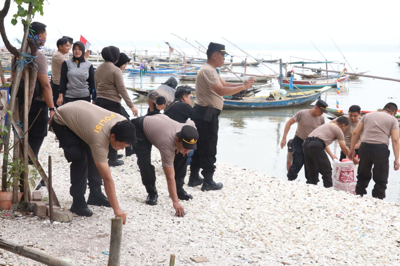 Polri Presisi untuk Lingkungan: Aksi Bersih Pantai Polres Pelabuhan Tanjung Perak Sambut Hari Bhayangkara ke-79