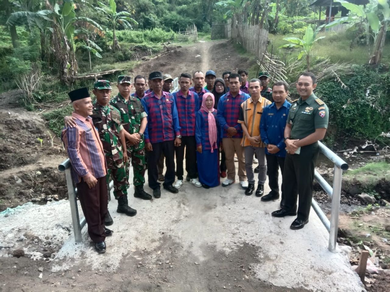 Kodim 1614/Dompu Serahkan Jembatan Hasil Karya Bakti di Desa Mumbu
