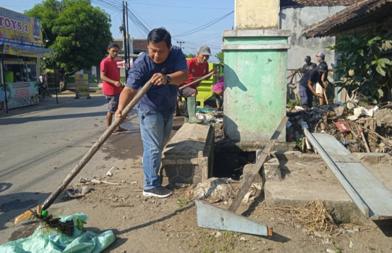Pj Kepala Pekon Beserta Perangkat Pekon Pujodadi Mengadakan Gotong Royong Jumat Bersih