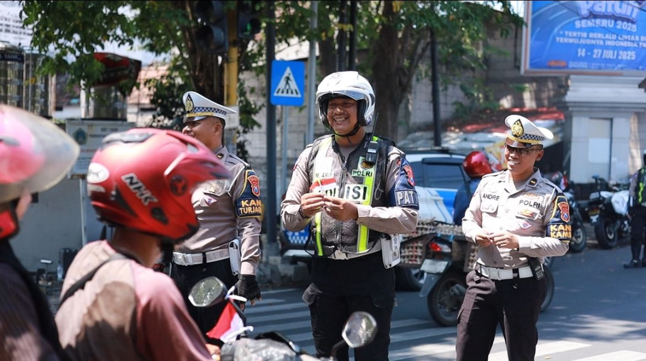 Polres Gresik Bagikan Bendera dan Pin Merah Putih di Jalan Tanamkan Semangat Kemerdekaan