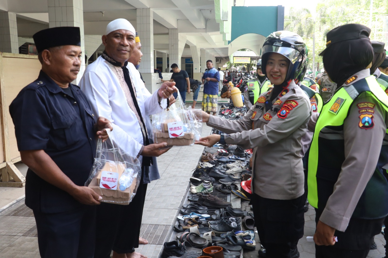 Polwan Polres Pelabuhan Tanjung Perak Gelar Patroli Harkamtibmas dan Jum’at Berkah Rayakan HUT ke-77
