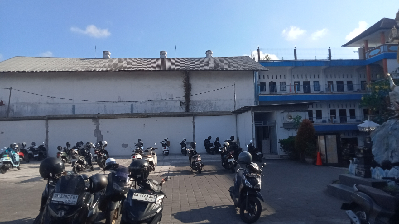 Warga Keluhkan Gudang Mercon di Ubung Kaja, Diduga Ditimbun Tapi Masih Berserakan