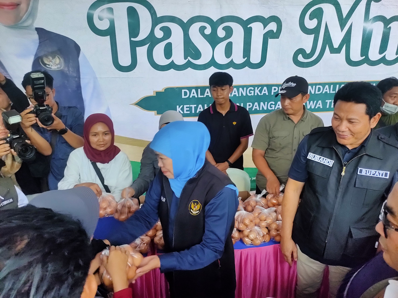 Bupati Sidoarjo Dampingi Gubernur Jatim Gelar Pasar Murah di Krian untuk Perluas Jangkauan Masyarakat Beli Sembako