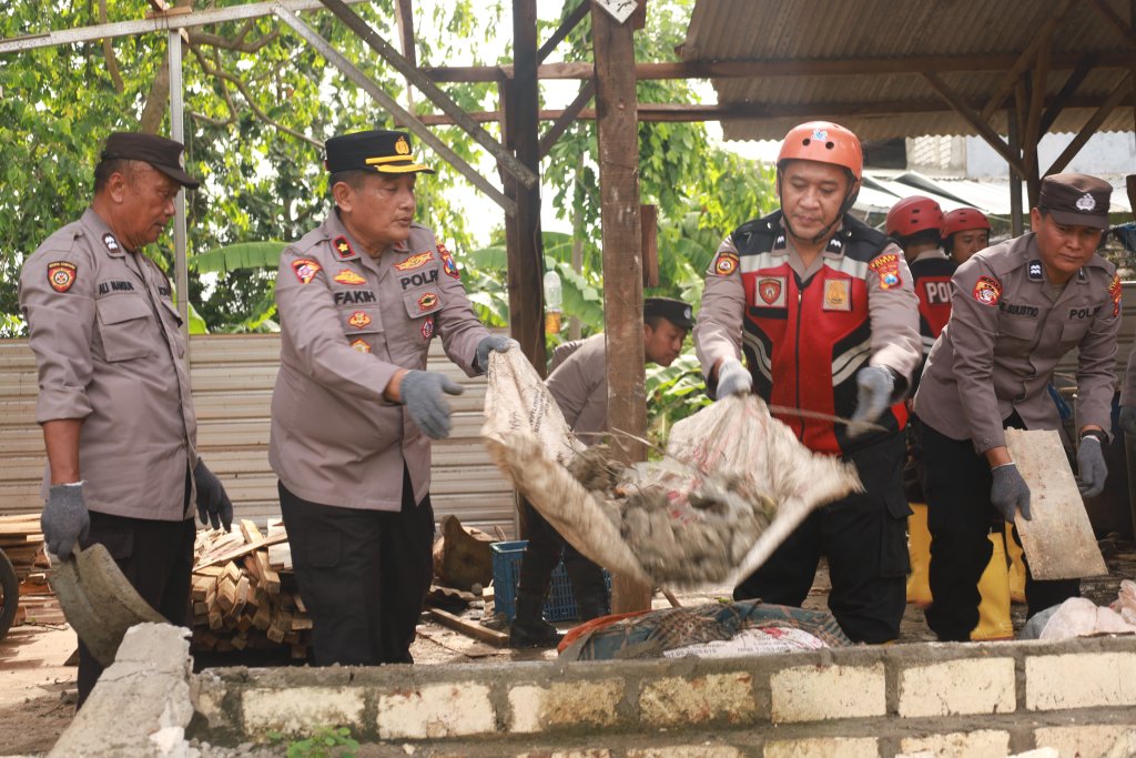 Akibat Puting Beliung Rumah Rusak Parah, 2:Desa Lumpuh Total di Kecamatan Semanding, Polres Tuban Gercep Gelar Baksos