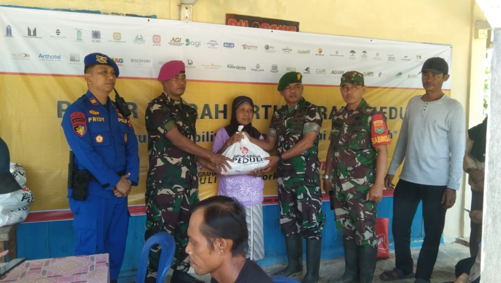 Polres Tanggamus Kawal Distribusi Bahan Pokok Pasar Murah Artha Graha Peduli di Pekon 3T