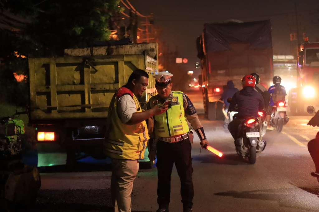 Jelang Nataru, Polres Gresik Tandai Jalan Berlubang Untuk Keselamatan Pengendara