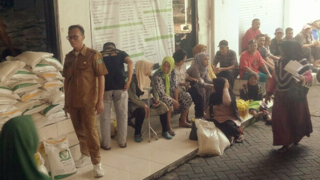 Di Ujung Tahun, Pemdes Temu Bagikan Bantuan Pangan 