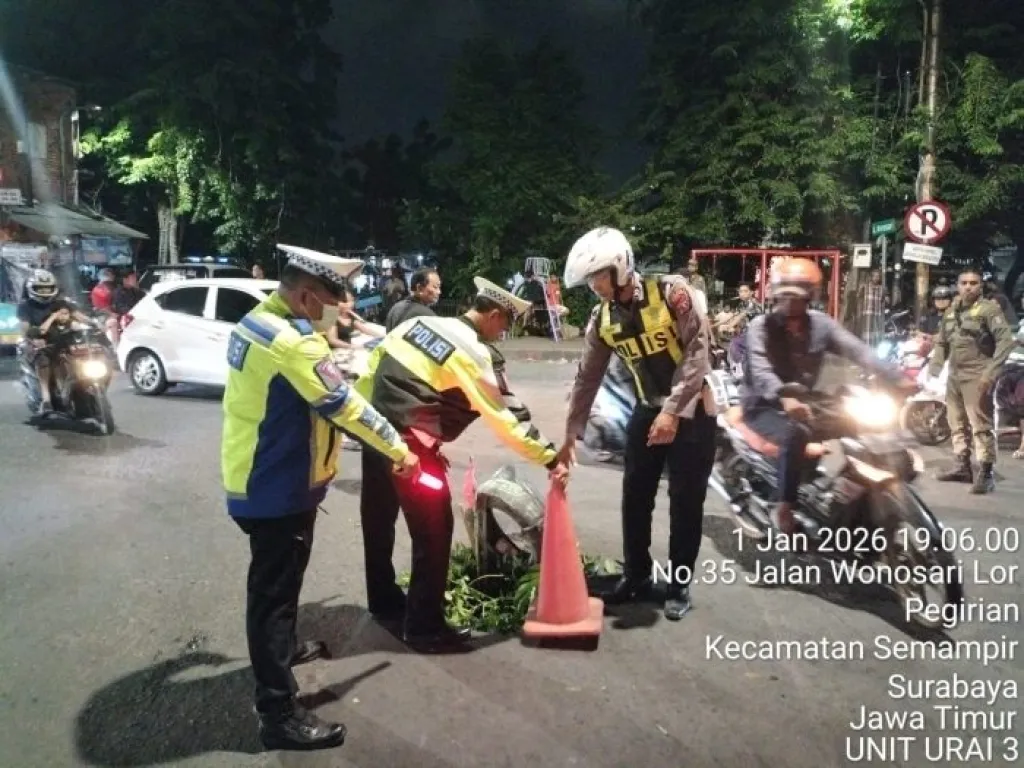 Gerak Cepat (Gercep) Satlantas Polsek  Semampir Mengatasi Kemacetan dan Kepadatan Kendaraan, Pasca Truk Terjebak Lubang