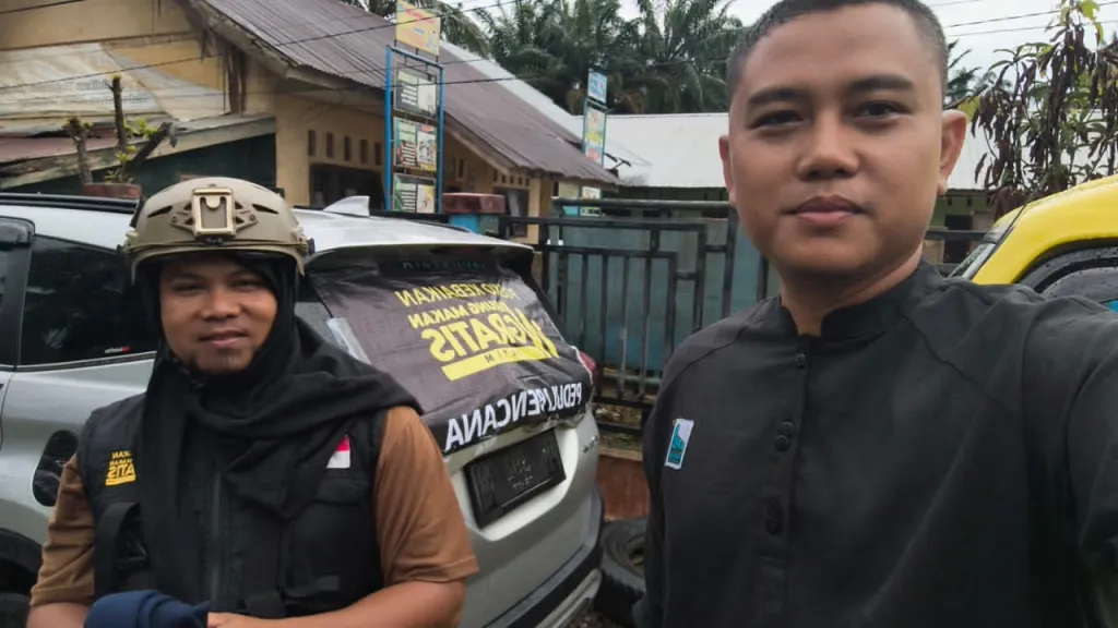 Terobos Sungai Rawan Buaya, Pasmanbaya dan PK WMG Salurkan Makan Gratis Untuk Korban Bencana Aceh Tamiang