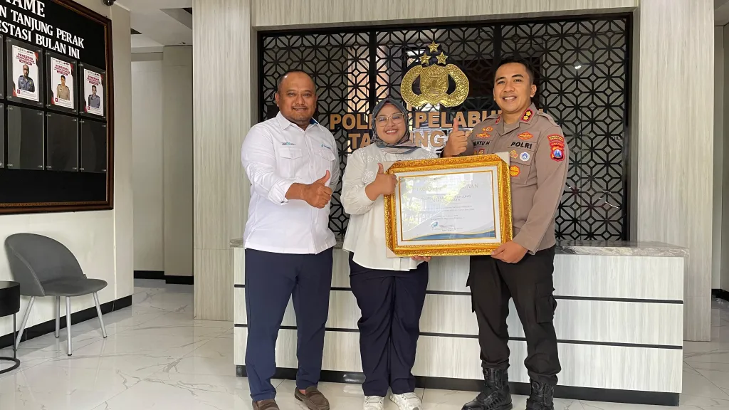 Amankan Arus Mudik Nataru 2025/2026, Polres Pelabuhan Tanjung Perak Terima Penghargaan dari Pelindo