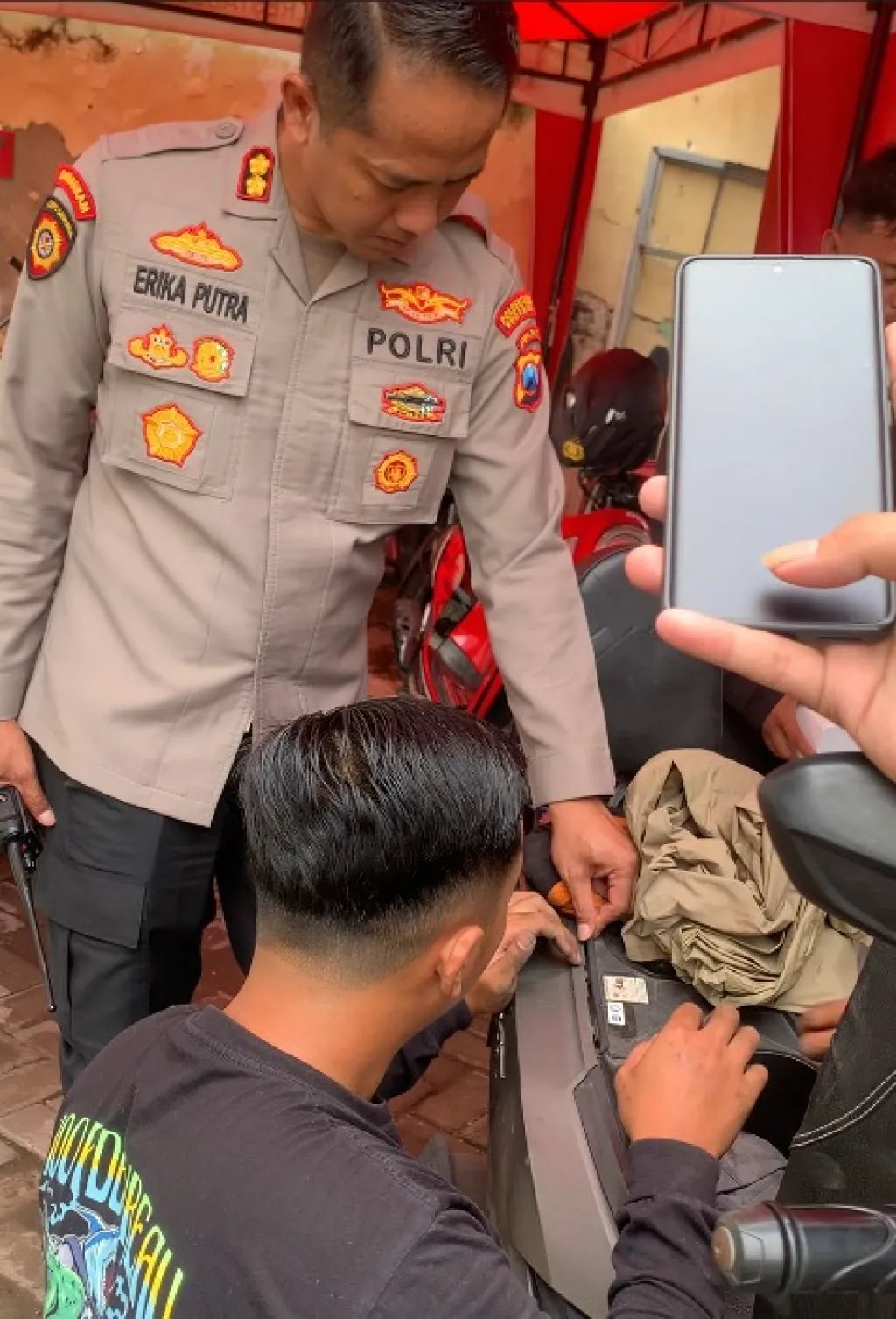 Cegah dan Antisipasi Curanmor dari Hulu, Polrestabes Surabaya Bagikan Alarm Motor Gratis Dalam Kegiatan Bazar Motor