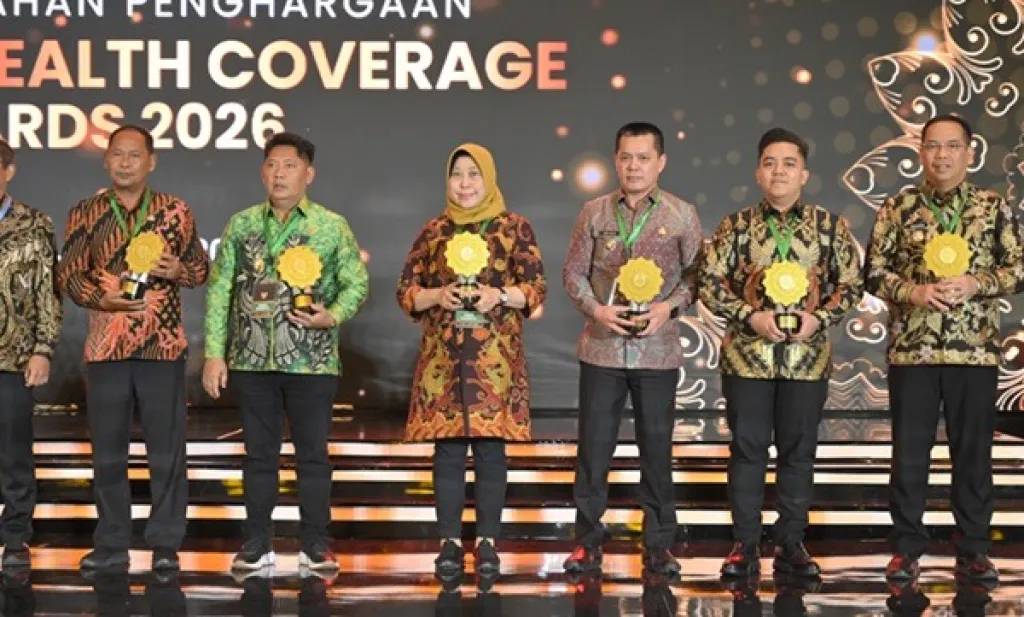 Dukung Program JKN, Pemkot Surabaya Terima Penghargaan UHC Awards 2026