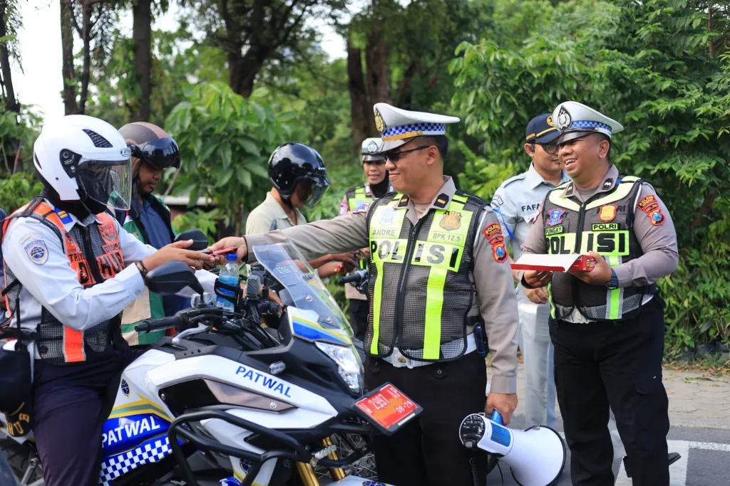 Cara Simpatik Satlantas Polres Gresik Pada Pengguna Jalan yang Tertib, Dalam Operasi" Keselamatan Semeru" 2026 ‎
