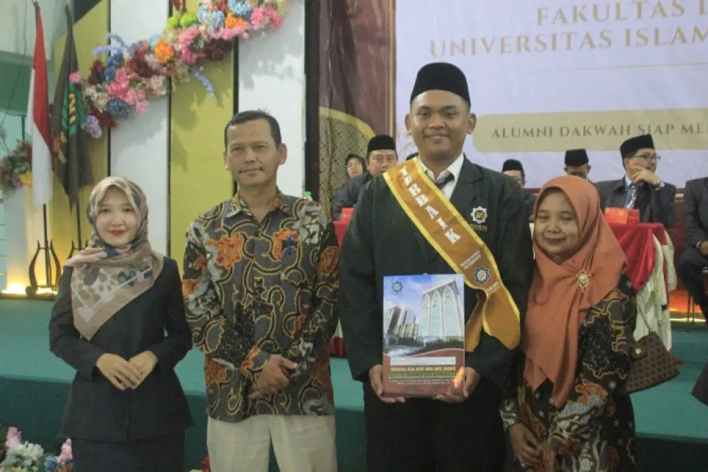 Mahasiswa Terbaik Prodi Ilmu Komunikasi Pada Yudisium FDK UINSA Ichlasul Amal Putra Dari Bapak Maksum Dan Ibu Alif Munza