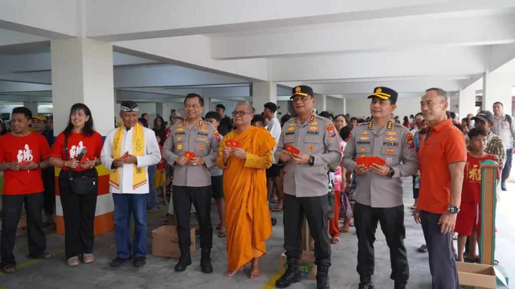 Jogo Jawa Timur : Kapolda Jatim Tinjau Perayaan Imlek di Vihara Buddayana Surabaya