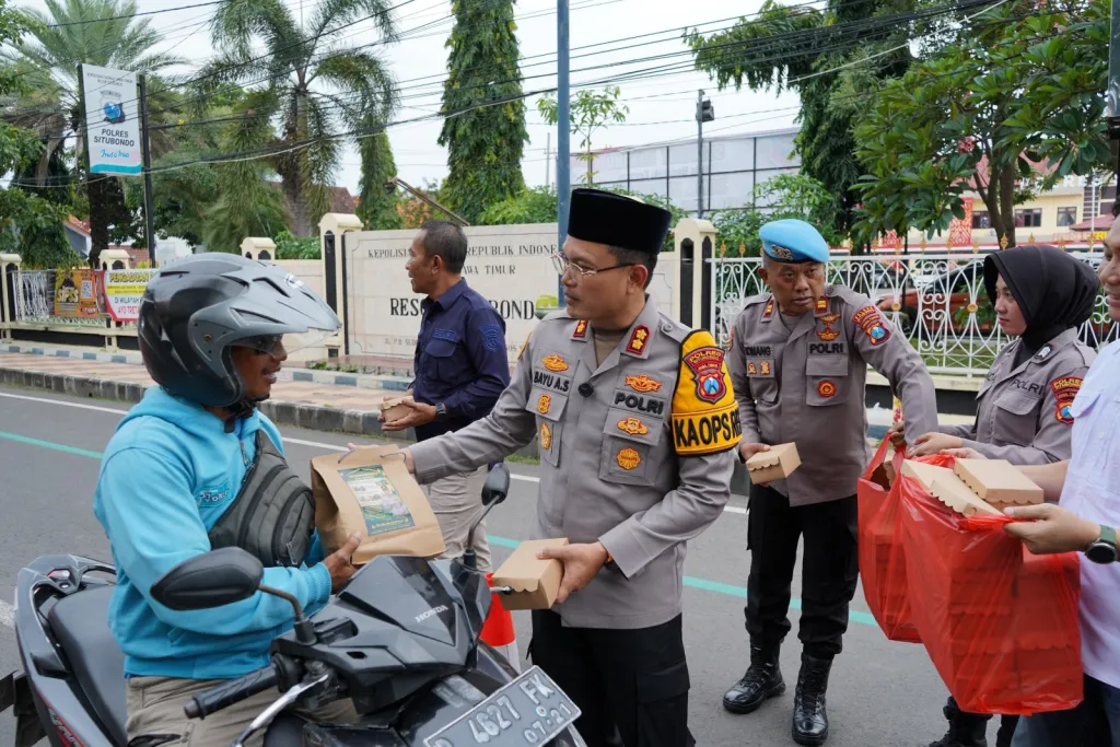 Polres Situbondo Bersama Insan Pers Berbagi Takjil Ratusan Bungkus Habis Dalam 10 Menit
