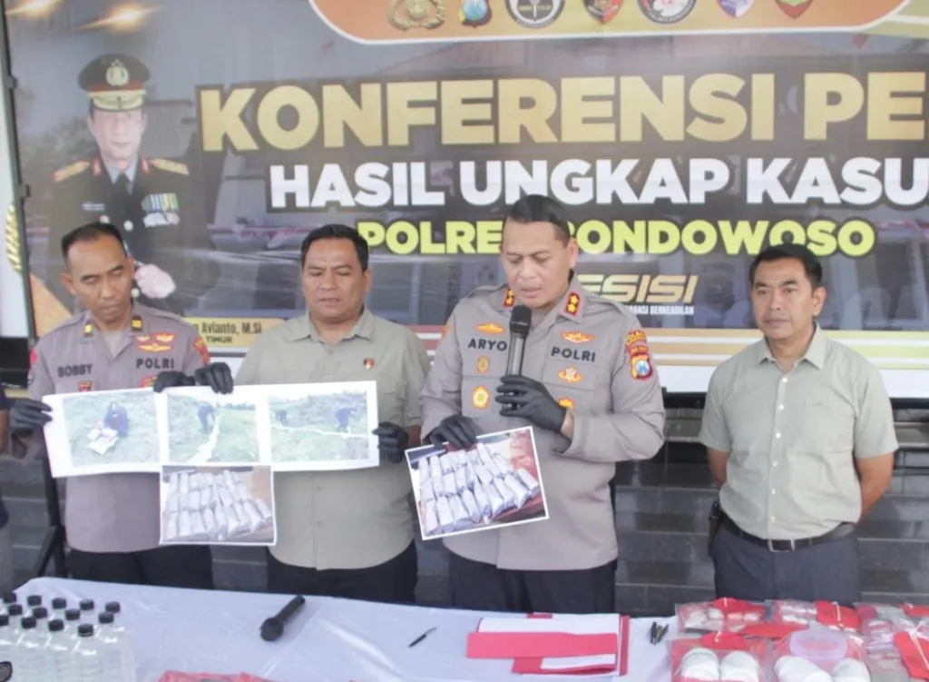 Polres Bondowoso Libatkan Gegana Brimob Polda Jatim Musnahkan 25 Kg Bubuk Mercon ‎ ‎