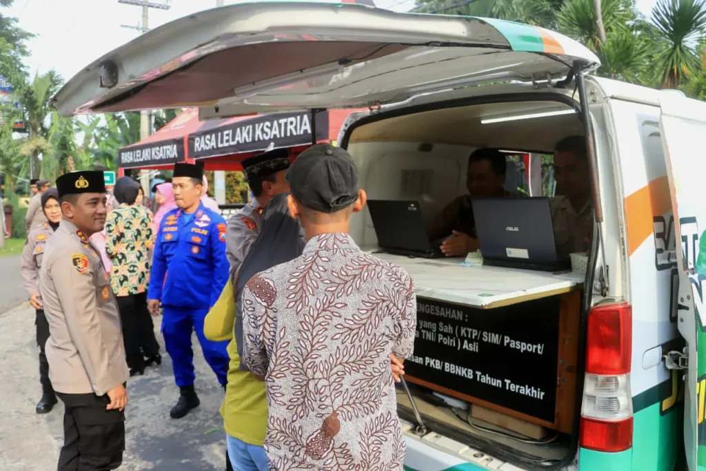 Cepat Dekat Bersahabat : Polres Probolinggo Buka Layanan Samsat dan Sim Keliling Sambil Berbagi Takjil ‎