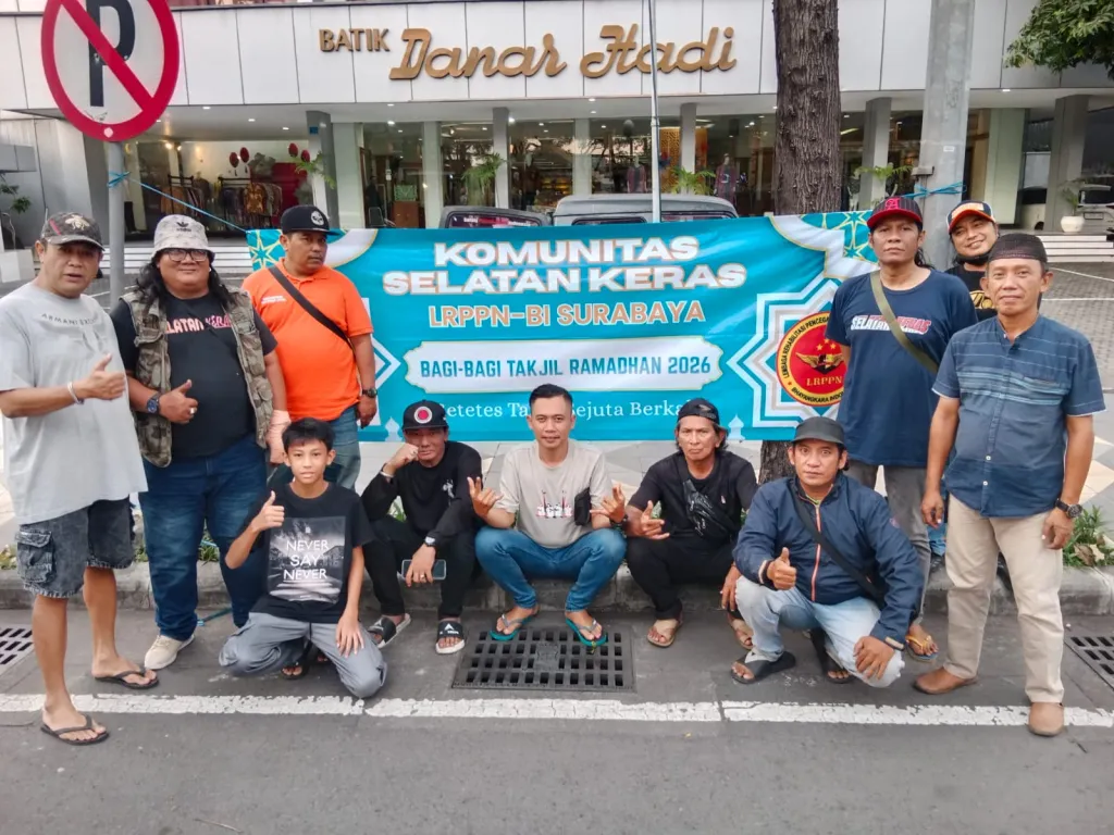 Ramadan Berbagi Komunitas Media Selatan Keras dan LRPPN-BI Tebar 500 Takjil di Surabaya