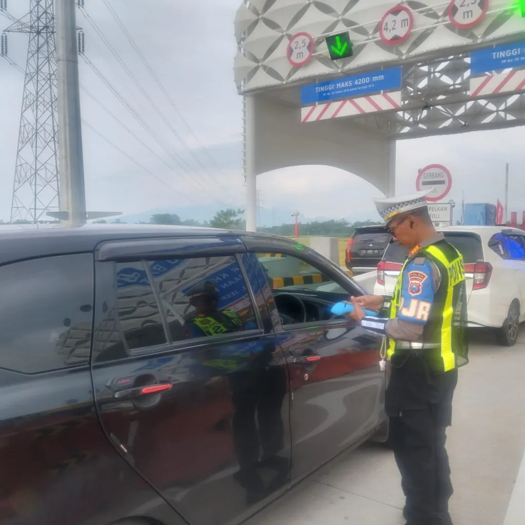 Polda Jatim Terapkan Mobile Reader di Gerbang Tol Situbondo Barat