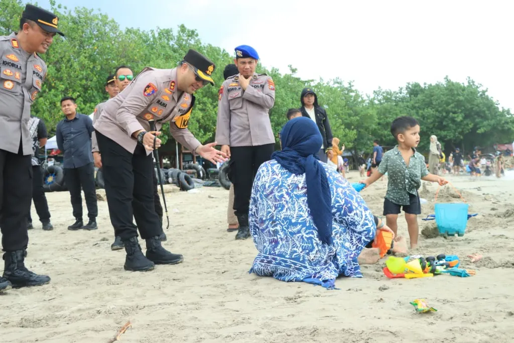 Kapolres Gresik Tinjau Pantai Dalegan Pastikan Keamanan Wisatawan