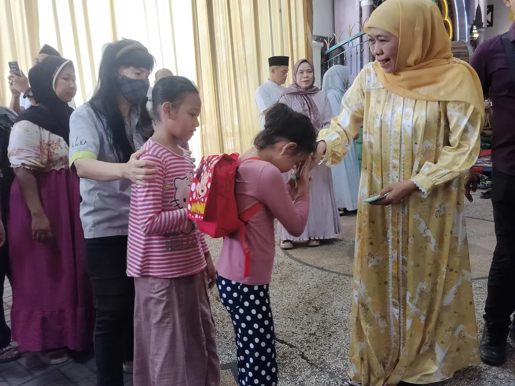 Open House Hari Kedua, Khofifah Indar Parawansa Sambut Warga dengan Hangat