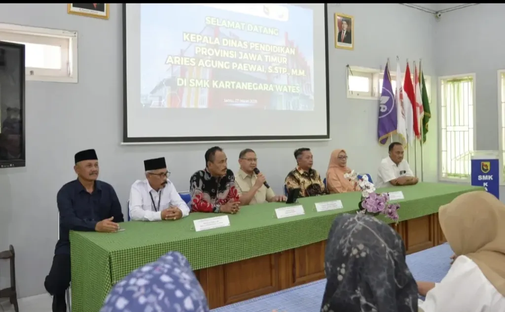 Guru Penentu Masa Depan Bangsa, Kadisdik Jatim Aries Agung Paewai Beri Motivasi GTK di SMK Kartanegara Wates