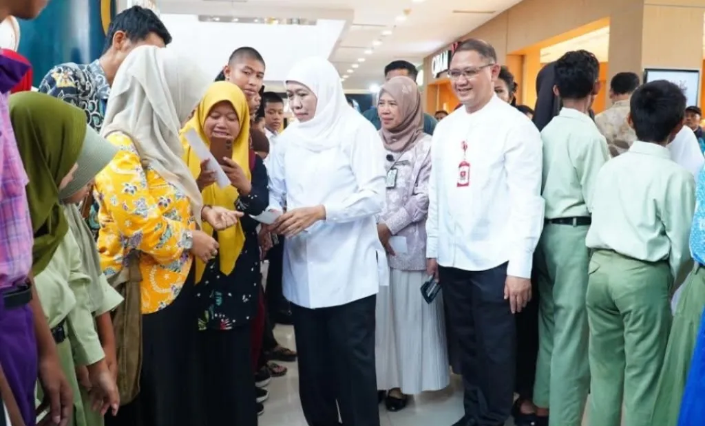 Ramadhan Penuh Makna, Gubernur Khofifah dan Kadisdik Jatim Ajak Murid SLB Belanja Baju Lebaran di Madiun