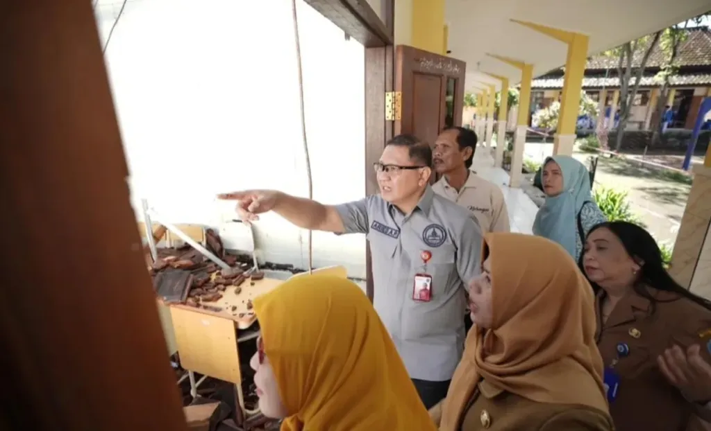 Atap Kelas Roboh di SMKN 1 Ampelgading, Kadindik Jatim Turun Tangan Pastikan Penanganan Cepat