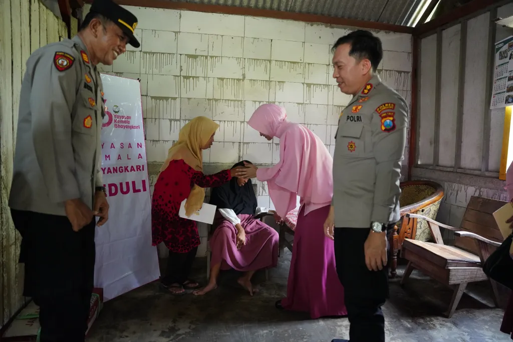 Polri Untuk Masyarakat : Kapolres Bojonegoro Beri Bantuan Anak  Difabel ‎