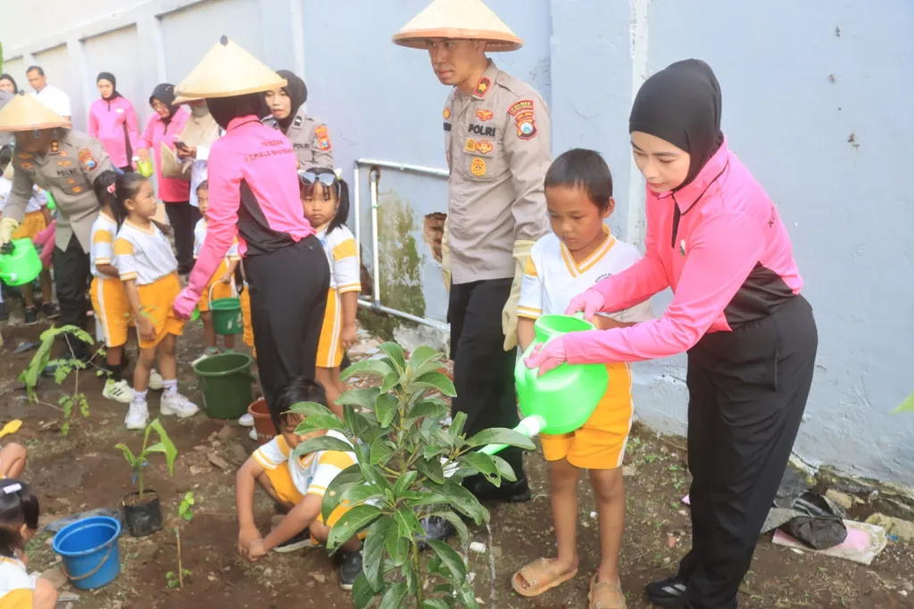 Gerakan Indonesia ASRI : Polres Probolinggo Gelar Aksi Penghijauan Pulihkan Lahan Kritis
